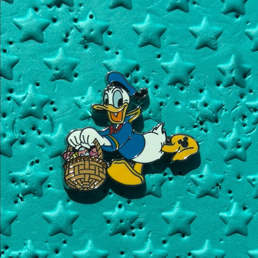 Disney Pin - 2025 Hidden Mickey - Easter Donald Duck